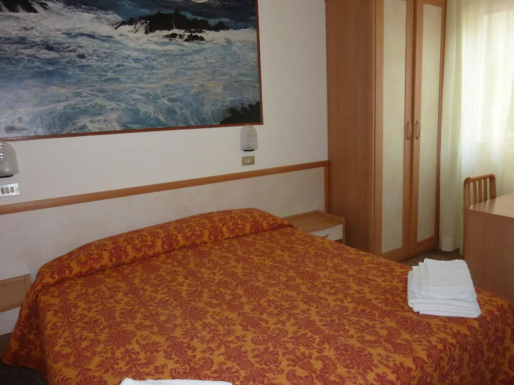 Hotel Apis Римини 3*,